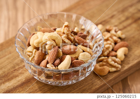 ガラスの器に盛り付けたミックスナッツ ガラスの器に盛り付けたミックスナッツ 125060215