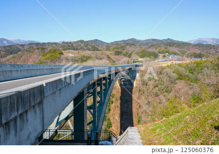 【天竜川東岸・下村広場側より撮影】天龍峡大橋【三遠南信自動車道】 【天竜川東岸・下村広場側より撮影】天龍峡大橋【三遠南信自動車道】 125060376