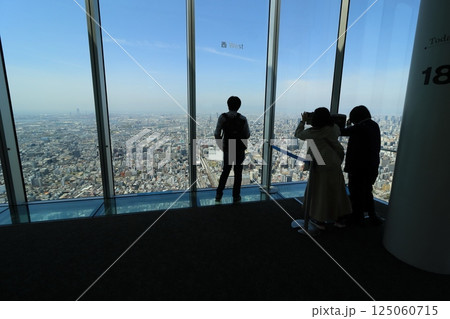 あべのハルカス最上階の展望台　あべのハルカス屋上からの眺め 125060715