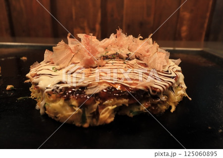 大阪のお好み焼き　ふんわりと焼き上げられたお好み焼き 125060895