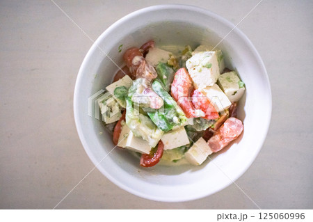 アボカドと豆腐のサラダ 125060996