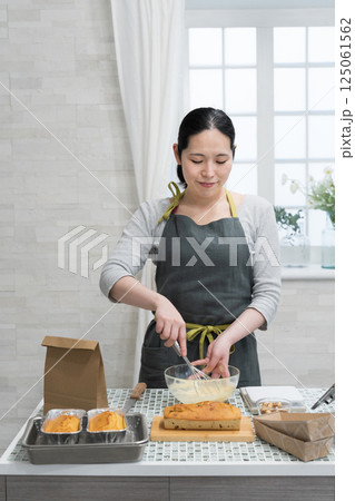 キッチンでパウンドケーキを作る女性 キッチンでパウンドケーキを作る女性 125061562