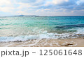波が打ち寄せる沖縄の午後の砂浜 125061648