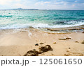 沖縄の青い海と波打ち際 125061650
