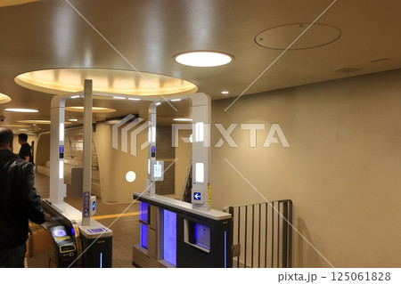 Osaka Metro 顔認証改札機　ウォークスルー型顔認証改札サービス 125061828