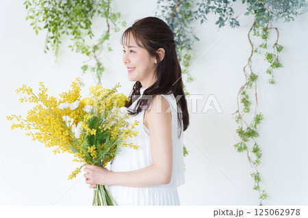 花束を持つ女性 125062978