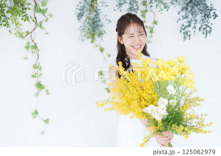 花束を持つ女性 125062979