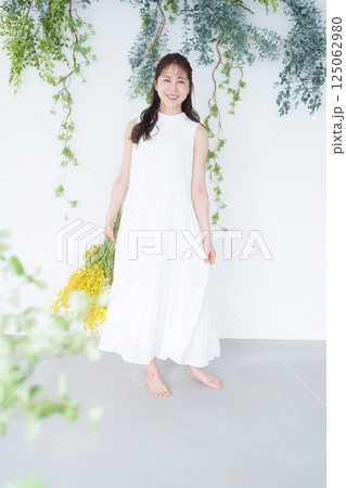 花束を持つ女性 125062980