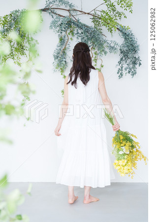 花束を持つ女性 125062982