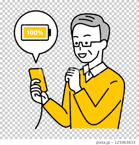 老人正在為他的智慧型手機充電 125063633