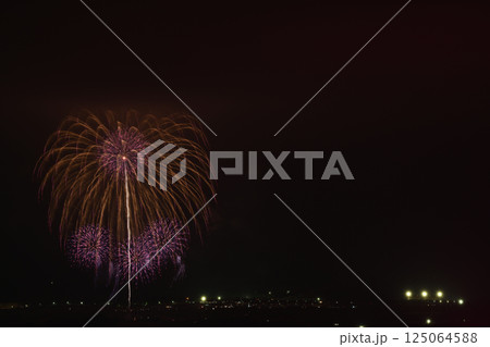初夏の夜空を彩る花火 125064588