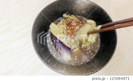 茄子の煮浸しを食べる 125064871