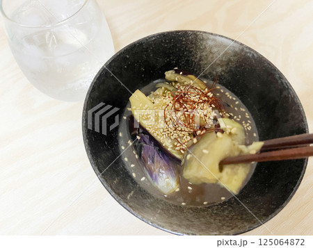 茄子の煮浸しをつまみにする 125064872