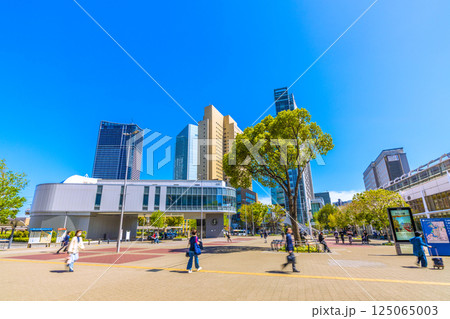 日本の東京都市景観新緑4月。 YOKOHAMA AIR CABIN桜木町駅やビル群などを望む=14日 日本の東京都市景観新緑4月。 YOKOHAMA AIR CABIN桜木町駅やビル群などを望む=14日 125065003
