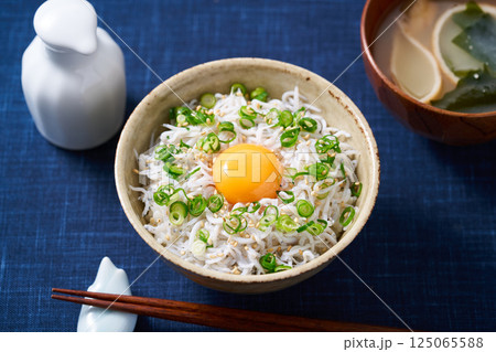 卵黄を乗せた釜揚げしらす丼 卵黄を乗せた釜揚げしらす丼 125065588