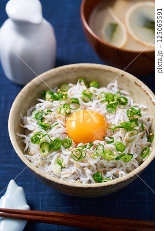 卵黄を乗せた釜揚げしらす丼 125065591
