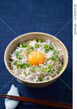 卵黄を乗せた釜揚げしらす丼 125065592