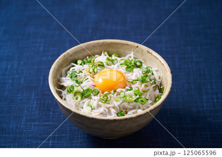 卵黄を乗せた釜揚げしらす丼 125065596