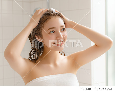 シャンプーをする茶髪の20代女性(洗髪・カラーリングのイメージ) シャンプーをする茶髪の20代女性(洗髪・カラーリングのイメージ) 125065908