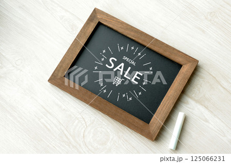 チョークでスペシャルセールのバナーが描かれたような小さな黒板 チョークでスペシャルセールのバナーが描かれたような小さな黒板 125066231