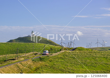 バスが走る、夏の北海道、道北稚内市の宗谷丘陵 125066400