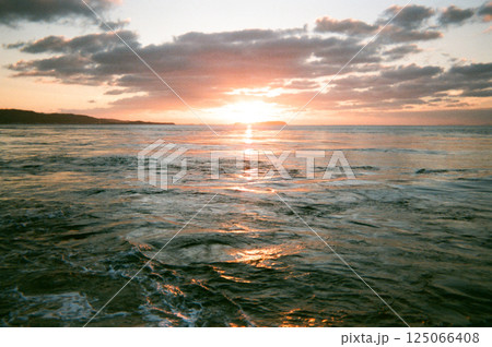 瀬詰崎の夕陽　早崎海峡　長崎　口之津 125066408