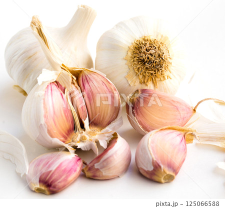 Garlic heads and cloves on white background 125066588