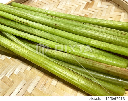 春の山菜ふきの葉柄をカットして洗った4 125067018
