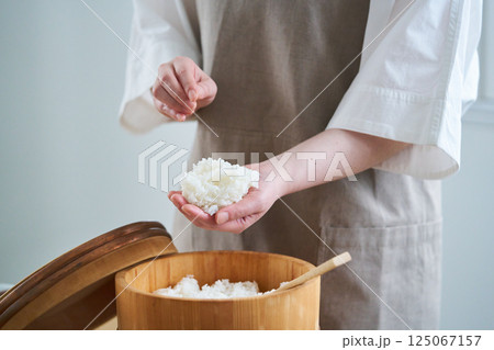 おにぎりを握る女性 125067157