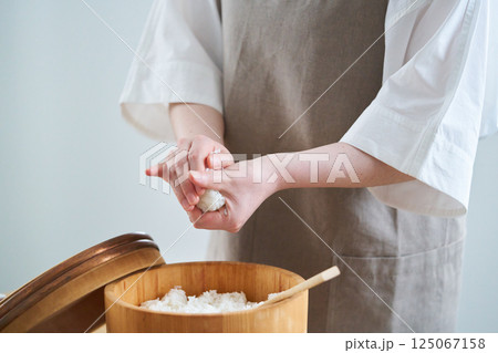 おにぎりを握る女性 125067158