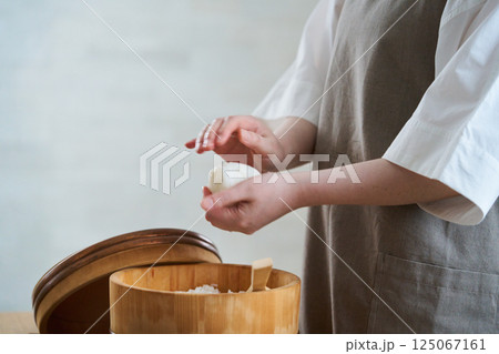 おにぎりを握る女性 125067161