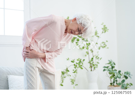 腰痛のシニア女性 125067505