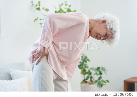 腰痛のシニア女性 125067506