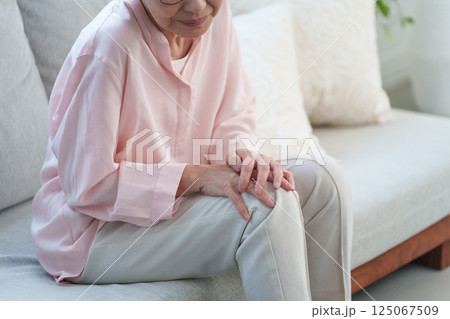 膝が痛いシニア女性 膝が痛いシニア女性 125067509