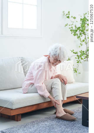 脹脛が痛いシニア女性 125067510