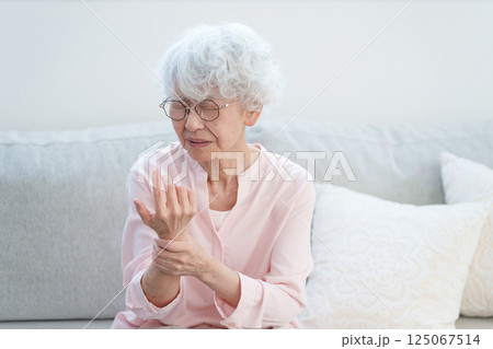 腕が痺れる高齢者女性 125067514