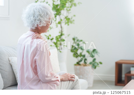 肩こりのシニア女性 125067515