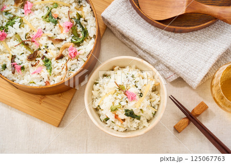 桜の塩漬けを添えた春野菜の混ぜご飯 桜の塩漬けを添えた春野菜の混ぜご飯 125067763