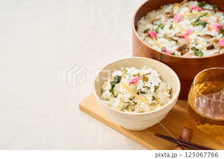 桜の塩漬けを添えた春野菜の混ぜご飯 125067766