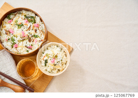 桜の塩漬けを添えた春野菜の混ぜご飯 125067769