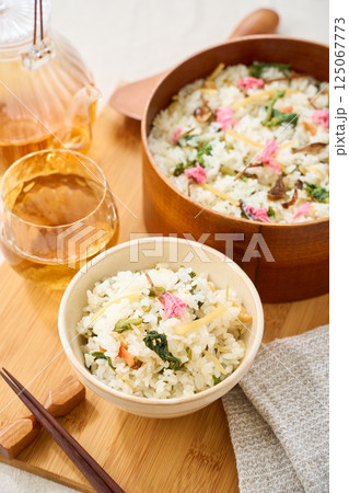 桜の塩漬けを添えた春野菜の混ぜご飯 125067773