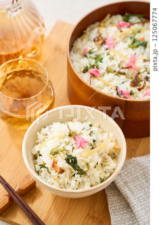 桜の塩漬けを添えた春野菜の混ぜご飯 桜の塩漬けを添えた春野菜の混ぜご飯 125067774