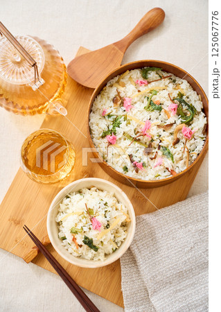 桜の塩漬けを添えた春野菜の混ぜご飯 桜の塩漬けを添えた春野菜の混ぜご飯 125067776