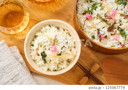 桜の塩漬けを添えた春野菜の混ぜご飯 125067779