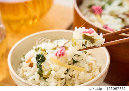 桜の塩漬けを添えた春野菜の混ぜご飯 桜の塩漬けを添えた春野菜の混ぜご飯 125067782