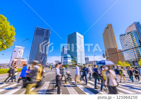 日本の横浜都市景観 4月。インバウンド…賑わう桜木町駅前の日本丸交差点。右方向は桜木町駅=14日 日本の横浜都市景観 4月。インバウンド…賑わう桜木町駅前の日本丸交差点。右方向は桜木町駅=14日 125068250