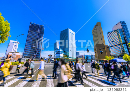 日本の横浜都市景観 4月。インバウンド…賑わう桜木町駅前の日本丸交差点。右方向は桜木町駅＝14日 125068251