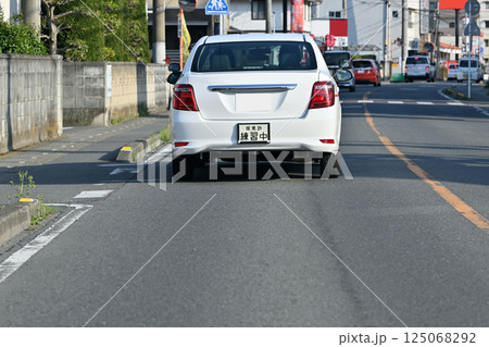 仮免許　練習中　自動車教習所 125068292
