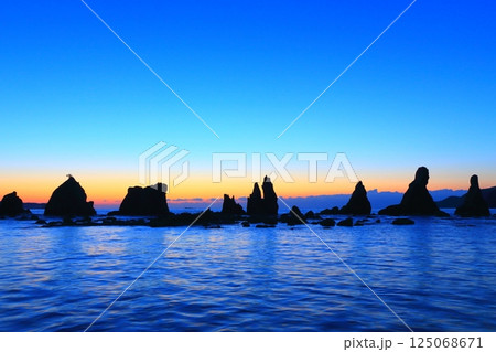 夜明けの橋杭岩（和歌山県串本町） 125068671