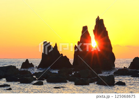 日の出の橋杭岩(和歌山県串本町) 日の出の橋杭岩(和歌山県串本町) 125068675